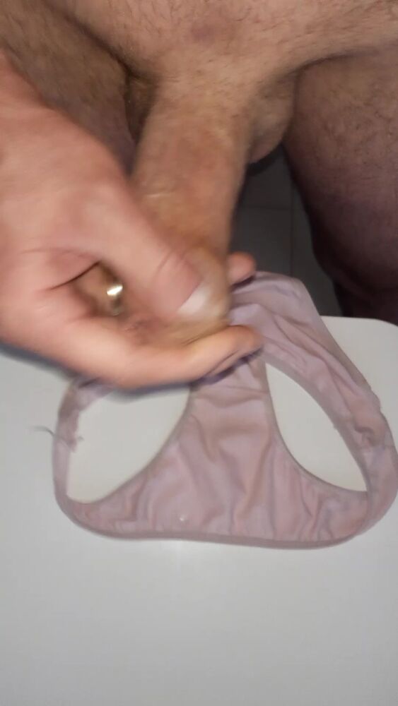 Кончил на трусики жены!)