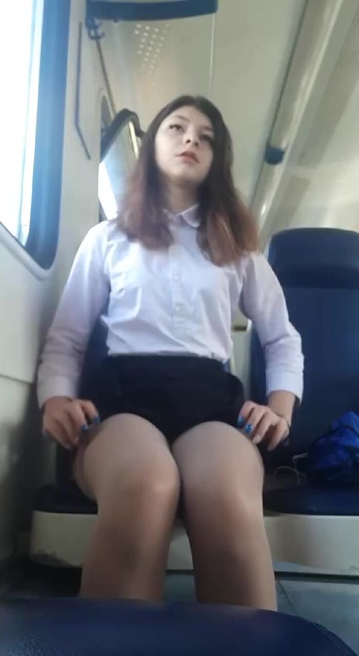 Нассала в трусы в электричке