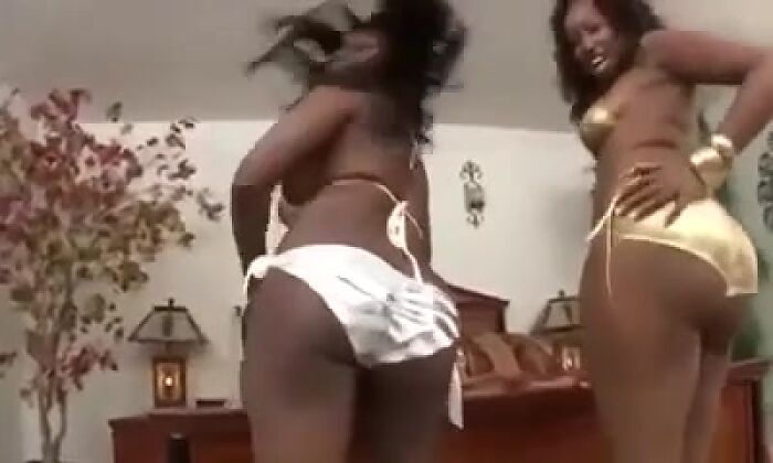 Отжиг Джады Файр и Анджел Ейес