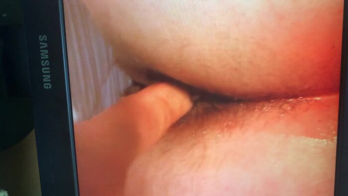 Пальчиком в попу