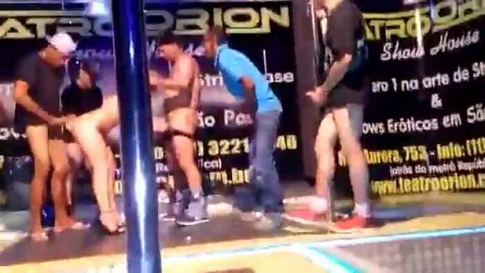 По черзі їбут шлюху