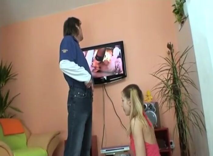 Папа застал дочь за просмотром порно и не удержался...