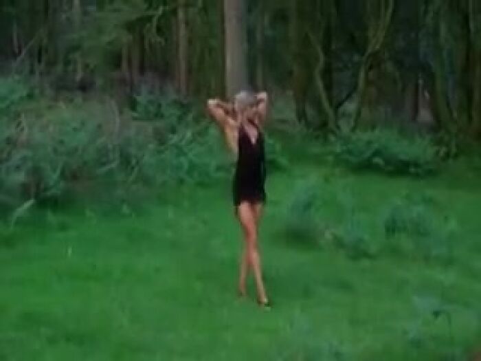 Сексуальная богиня мышц голая в лесу