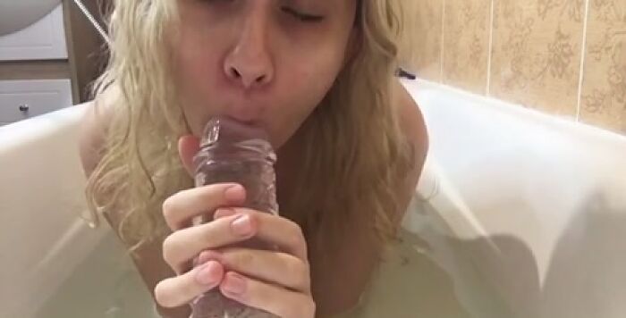 Нашла мамину игрушку)