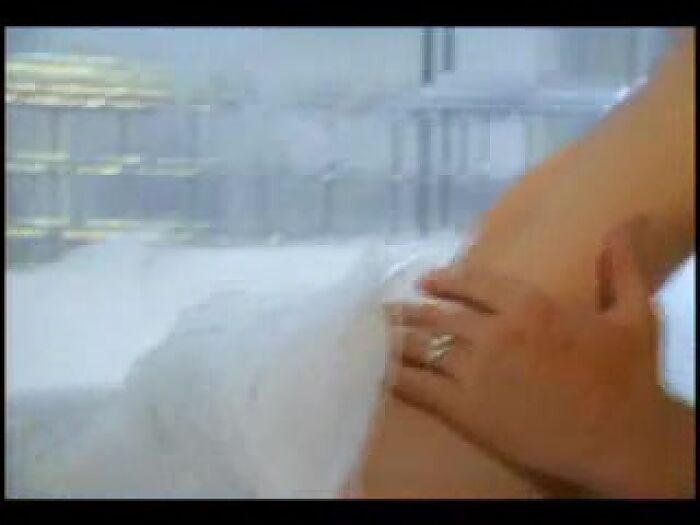 Рыженькая невеста расставляет ножки