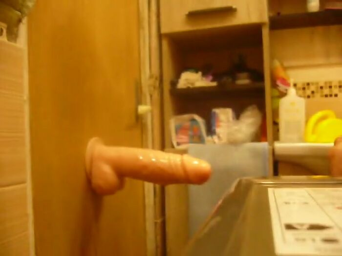 Друг опробовал новый член на работе