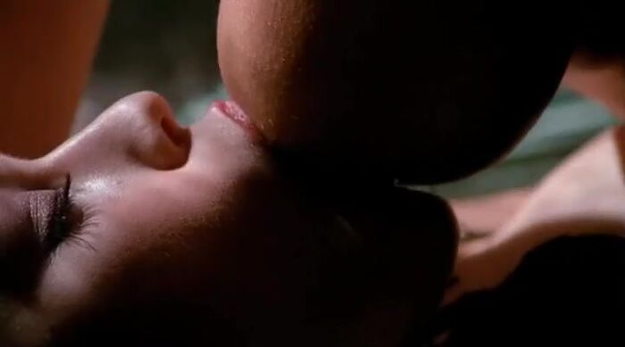 Ласкает сосок подруги