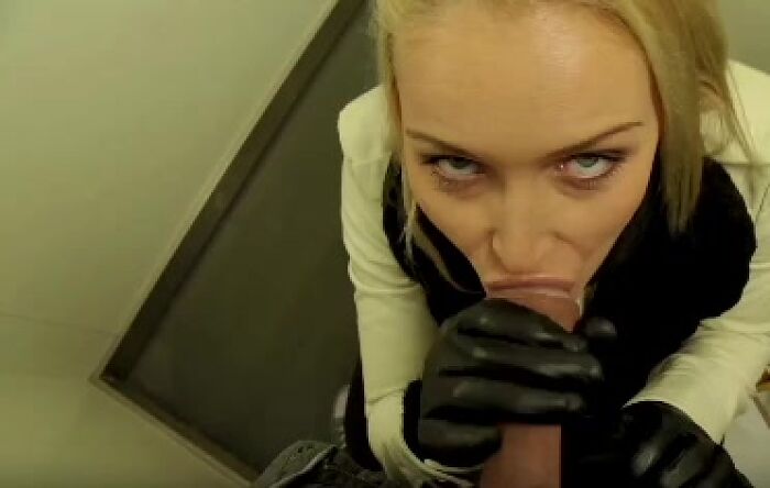 Подоила в лифте