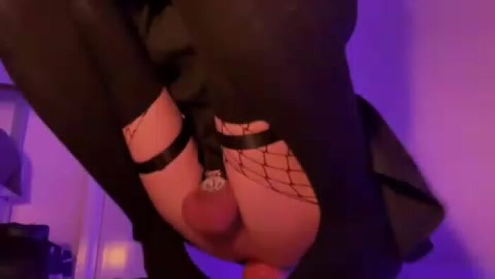 Тренирует свою дырочку