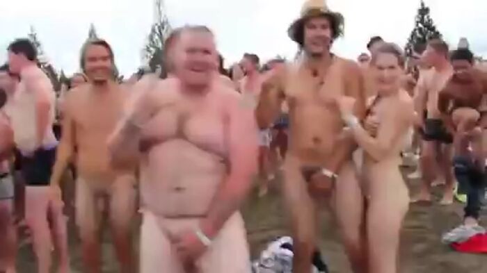 Рекорд Гинесса голые нудисты в океане Gisborne 2012