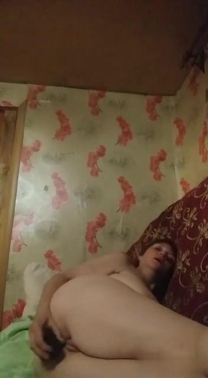 Зрелая рабыня ебет себя в очко