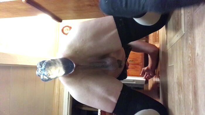 Natali трахает себя в анус бутылкой1.5 литра