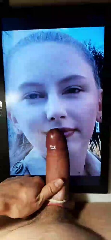 Сладкая малышка попросила чтоб на нее подрочили????