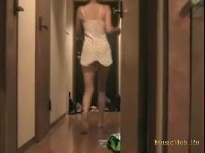 Показала свои прелести типо случайно доставщику