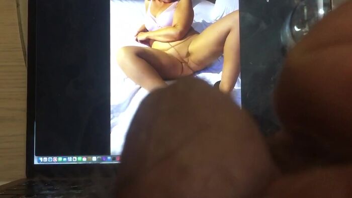 Полулежа раздвинула ноги в колготках без белья