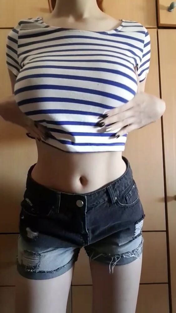 Сладкая раздевается