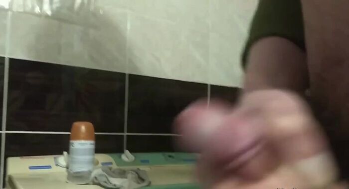 Подрочил в ванной и кончил