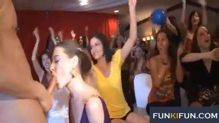 Попасть в компанию таких девушек желание любого мущины