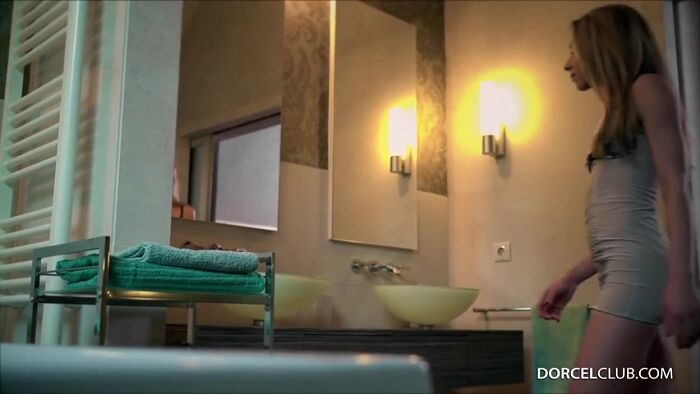 Энжел Эмили обслуживает двоих