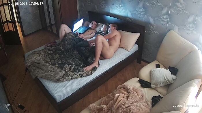 Один держит, а второй ебёт [Webcam порно]