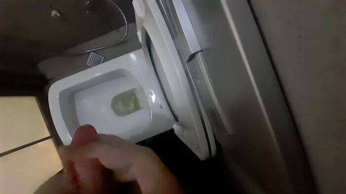 Дочка большого члена в туалете