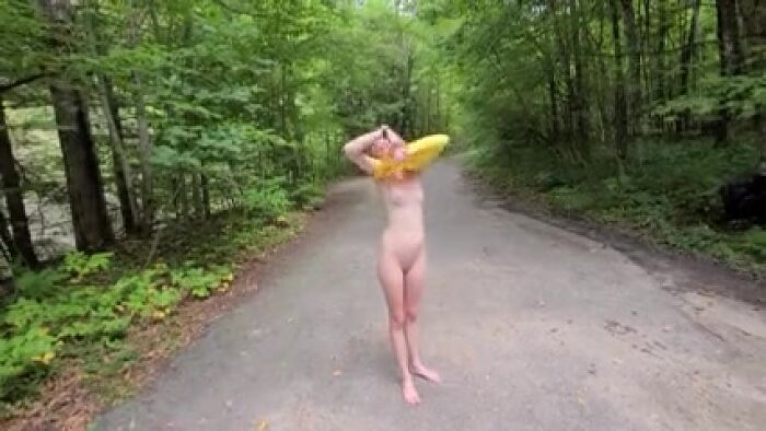 Хочу так же щоб мене вигуляли,пліз