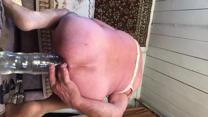 Литровая бутылка в анусе