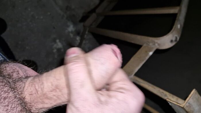 Подрочил в подъезде