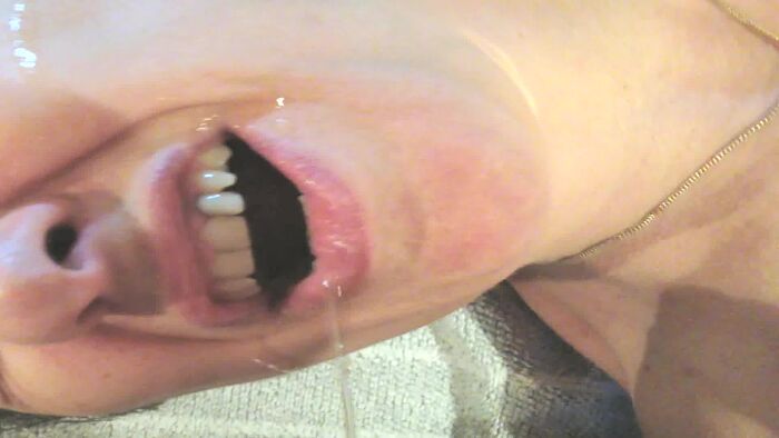 gigi ce fait pisser dessus