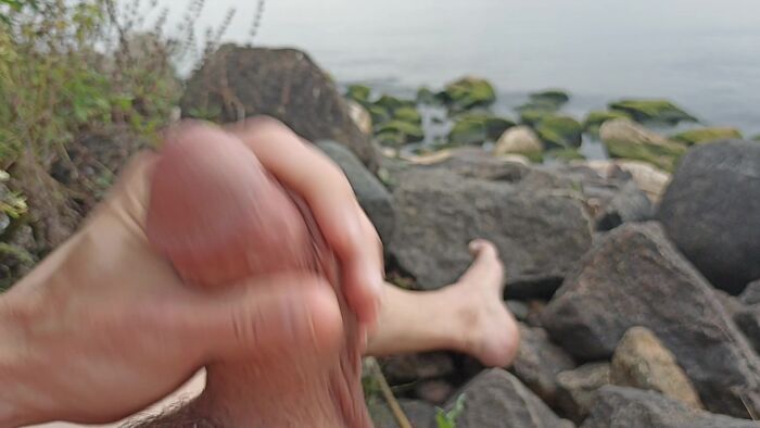 Загораю голый на пляже