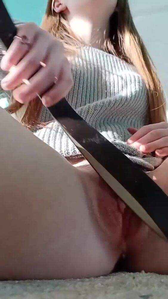 Шлепает себя ремнем по пизде