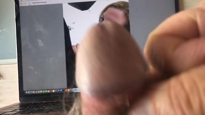 Красивая девушка взяла в ротик.