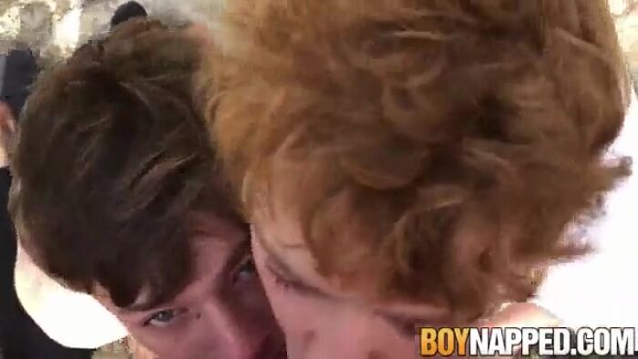 две сучки обслужили в лесу