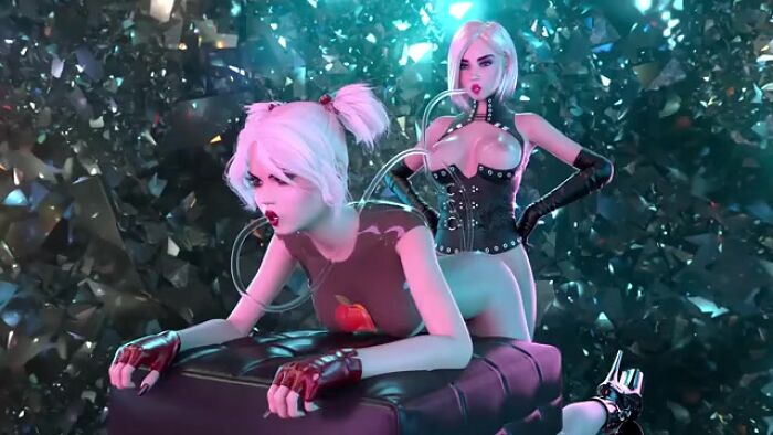 Властная телка с большим членом трахает послушную блонди