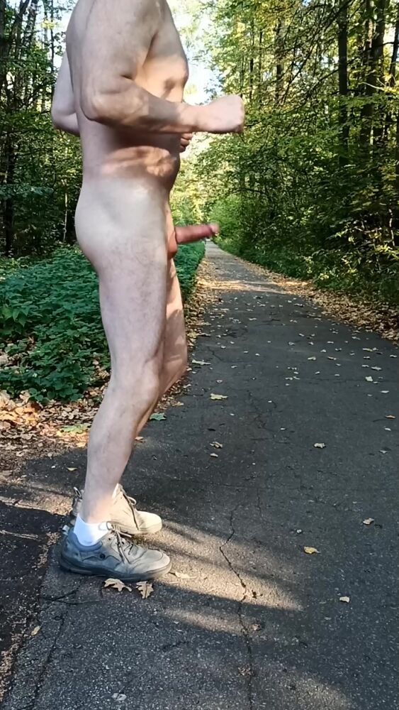 Бегаю в парке голеньким