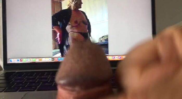 Стоит в халатике