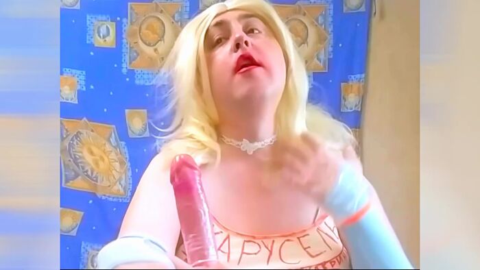 Губастая Глупышка Целиком Заглатывает Член..