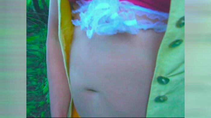 Бестыжая Милашка Гуляет в Лесочке в Непрестойном Виде..