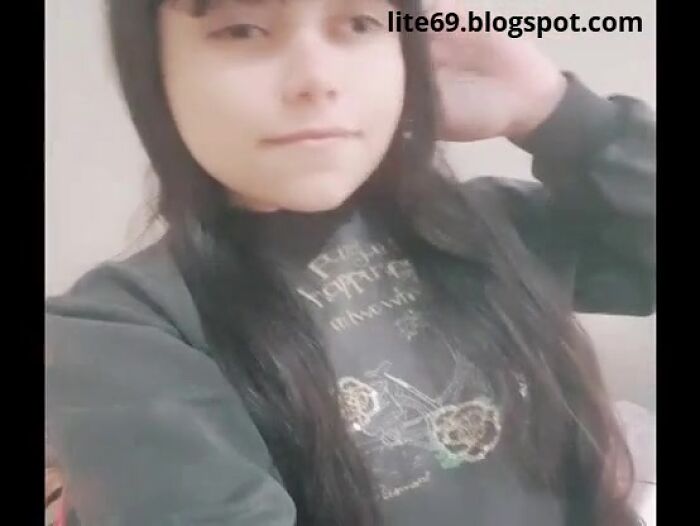 ung jente tar av seg trusa mens hun stryker over fitta