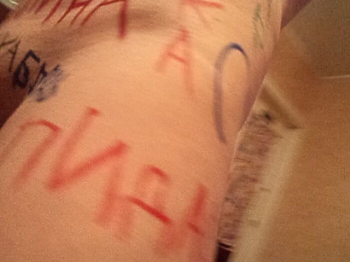 Унизительные надписи на теле