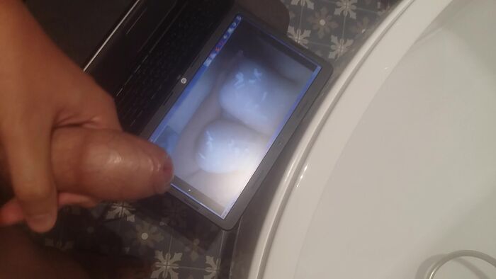 Дрочу на пышногрудую