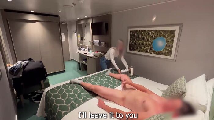 Администратор отеля подрочила эксгибиционисту