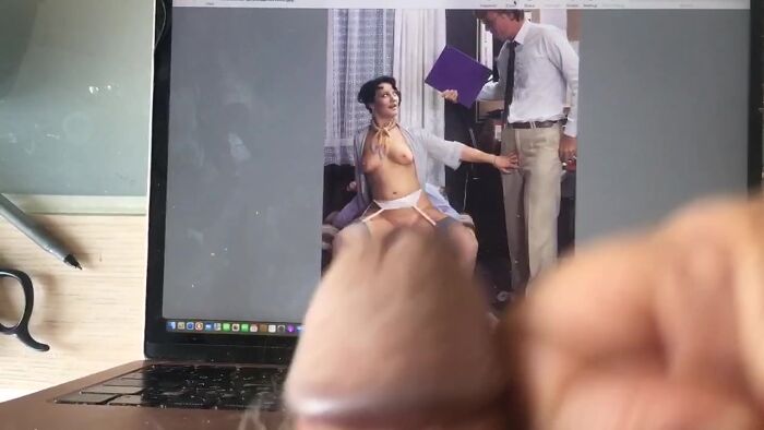 Хорошенькая насаживается на одном и лапает другого