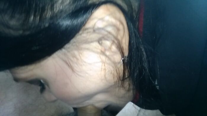 Миньет в авто.