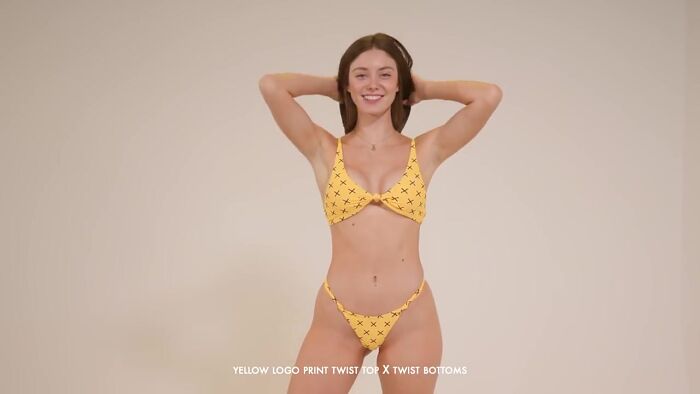 Показ купальников