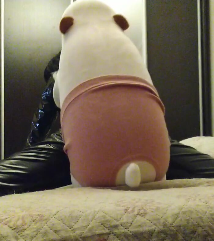 Умка ебет меня в попку