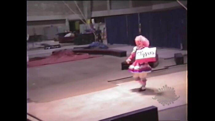 Кисули, кто так сможет упасть?