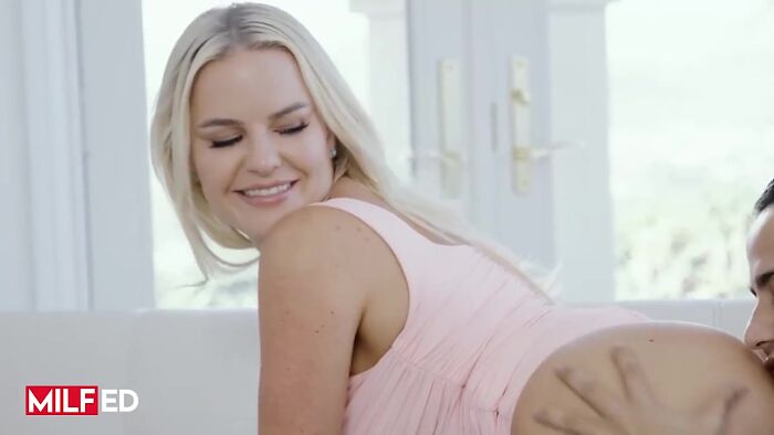 Сладкая блондинка мамка