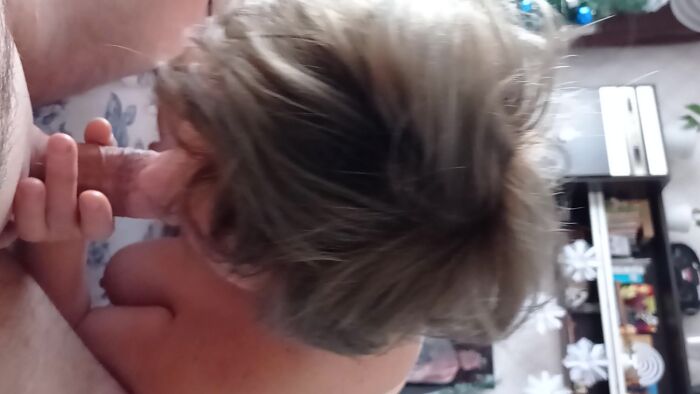 Любит сосать..