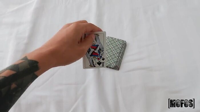 Проигралась в карты и отдала долг.